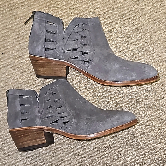 EUC Vince Camuto Peera Graystone Verona Suede Cut Out Ankle Booties - Picture 3 of 8